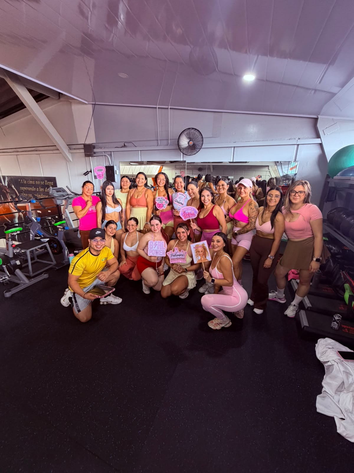 Grupo de clientas entrenando junto a Kendolly en una clase real de PinKempire