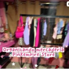 Reel «Organizando mercadería»: el rack de la tienda con la ropa recién colgada y los bolsos al lado