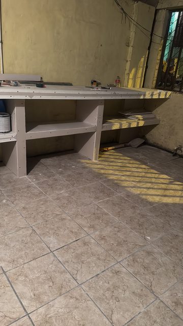 La repisa de concreto a medio construir, todavía en obra gris