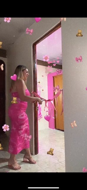 Kendolly cortando la cinta de la entrada el día que abrió la tienda
