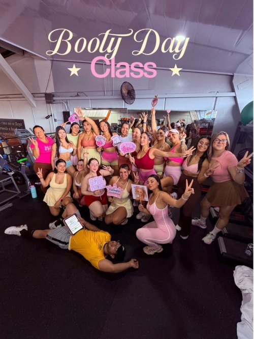 Grupo grande de clientas celebrando al final de la Booty Day Class de PinKempire en el gimnasio